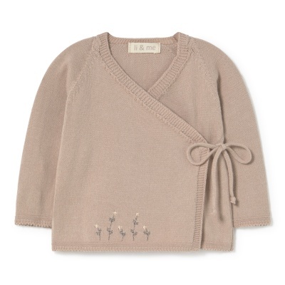 Casaco de bebé em malha bege claro com laço lateral e flores bordadas.