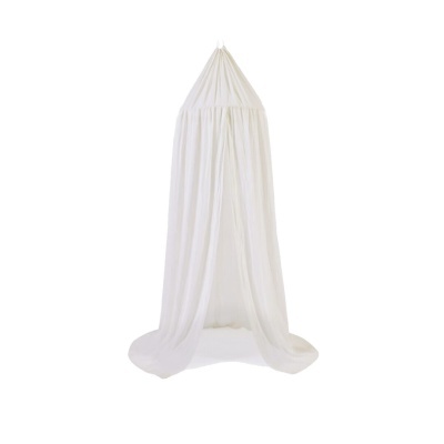 Dossel branco de tecido fino e transparente pendurado