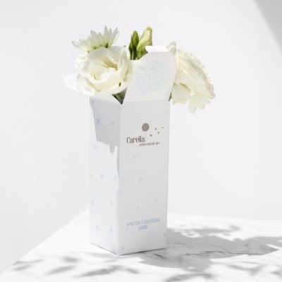 Caixa branca com flores brancas e texto carelia petits natural care.