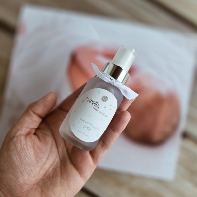 Frasco de água de colónia Carelia para bebés na mão