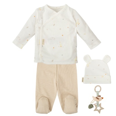 Conjunto de roupa e brinquedo para bebé em tons branco e bege com desenhos pequenos e estampados.