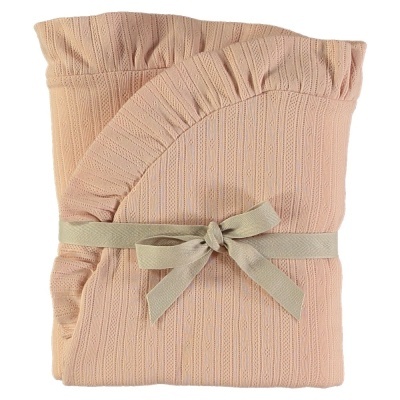 Manta de malha cor de rosa claro com padrão rendado e faixa bege amarrada