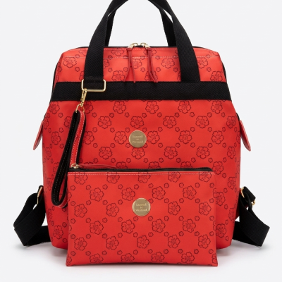 mochila e bolsa vermelha com padrão floral preto e detalhes dourados
