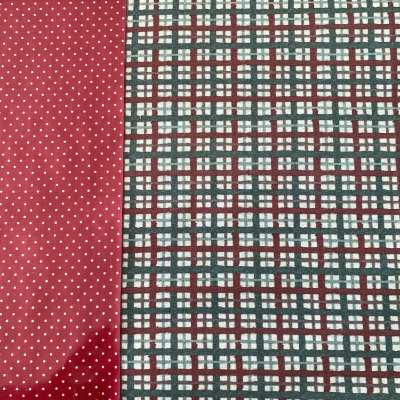 Tecido com padrão de bolinhas brancas em fundo vermelho ao lado de tecido com padrão xadrez em tons de vermelho, preto e branco