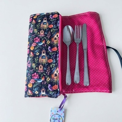 Estojo de tecido floral com talheres de metal e etiqueta Ana B Artesã