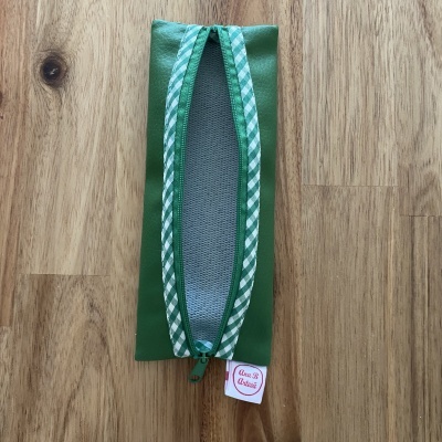 Estojo ou carteira verde com fecho e tecido xadrez verde e branco