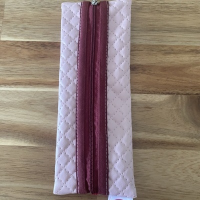 Estojo rosa acolchoado com fecho bordô e etiqueta Ana B Artesã