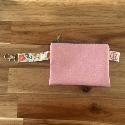 Carteira pequena cor-de-rosa com alça floral e fecho de correr