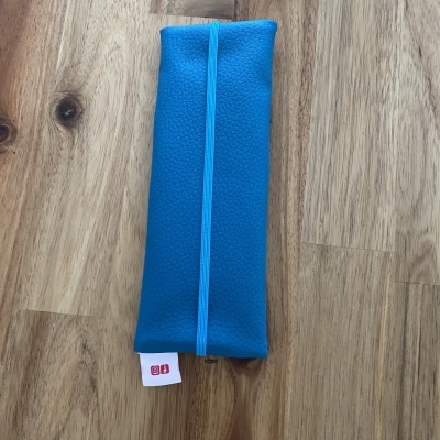 Estojo azul de material com textura similar a couro com elástico