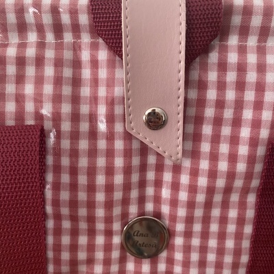 Parte superior de saco em tecido vichy rosa com alças rosa e botão metálico gravado