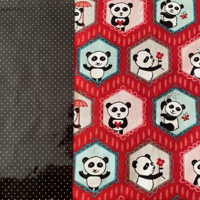 Tecido com padrão de pandas coloridos e tecido preto com bolinhas brancas ao lado.