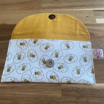 Carteira pequena com padrão de abelhas e interior amarelo