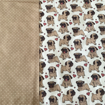 Tecido bege com bolinhas brancas e tecido branco com padrão de pugs e corações.
