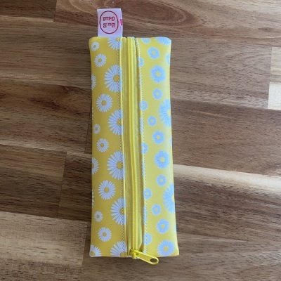 Bolsa para óculos amarela com padrão de flores brancas e amarelas