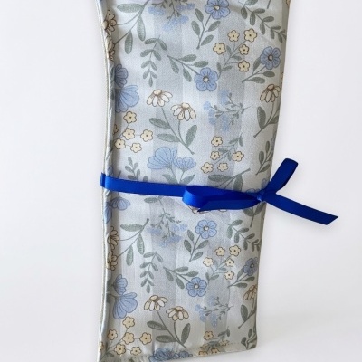 Capa de tecido floral com fita azul e etiqueta Feito à mão Andzeu