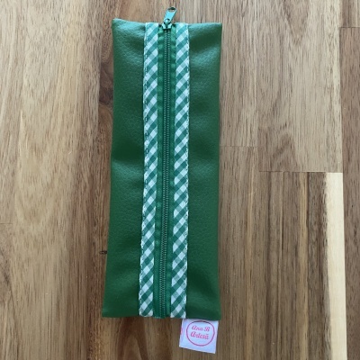 Estojo verde com fecho de correr e etiqueta Ana.B Artesã