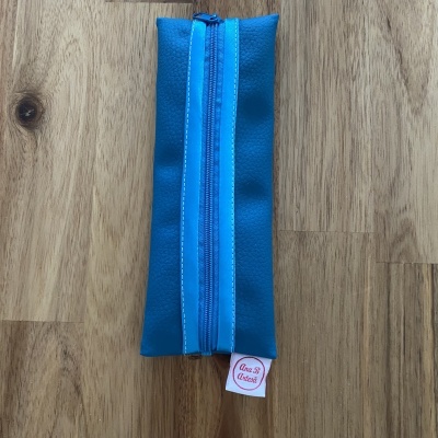 Estojo azul em pele com fecho e etiqueta Ana B Artesã
