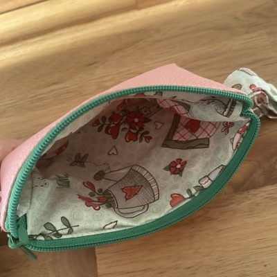Necessaire rosa com fecho de correr verde e forro estampado
