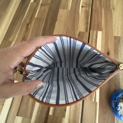 Carteira ou bolsa com interior de tecido riscado azul e branco com fecho castanho