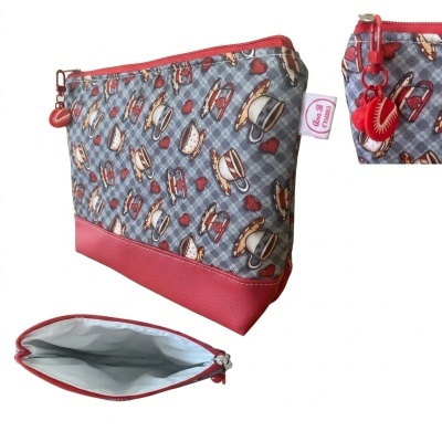 Bolsa vermelha com padrão de chávenas e corações e fecho vermelho