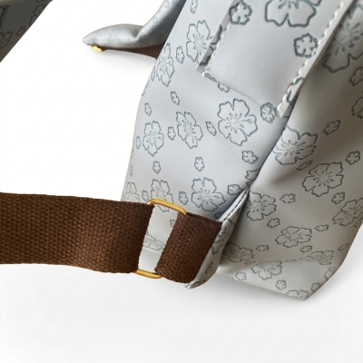 Saco cinzento claro com padrão floral e correia castanha larga