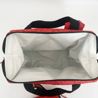 Mala de mão vermelha com interior branco e alças pretas