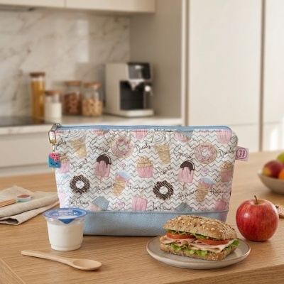 Necessaire com padrão de doces em cozinha moderna com alimentos sobre mesa
