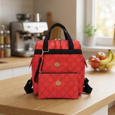 mochila vermelha com padrão floral e carteira combinando sobre bancada de cozinha