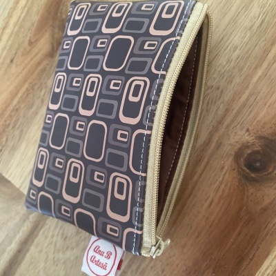 Carteira ou porta-moedas com padrão geométrico em tons castanho e bege com fecho de correr