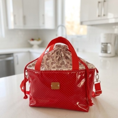 Bolsa vermelha com interior bege e padrão paisley numa cozinha moderna