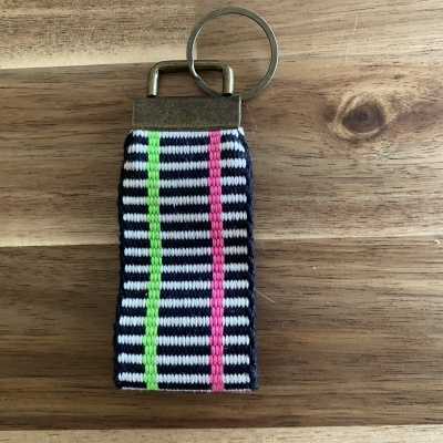 Chaveiro com alça trançada em várias cores e argola metálica dourada