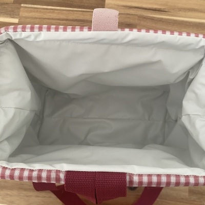 Saco isolante com interior branco e borda xadrez vermelho e branco