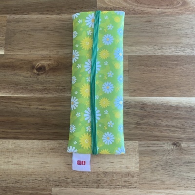 Estojo verde com padrão floral e fecho elástico verde