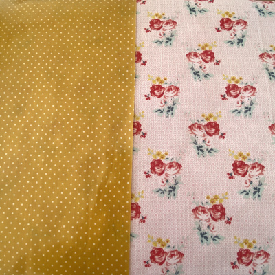 tecido bicolor amarelo com pontos brancos e rosa claro com flores vermelhas e amarelas
