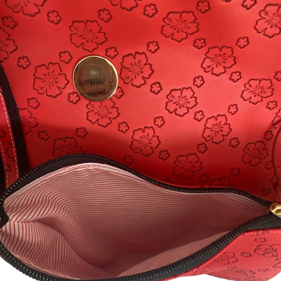 Bolsa vermelha floral com interior listrado e botão dourado