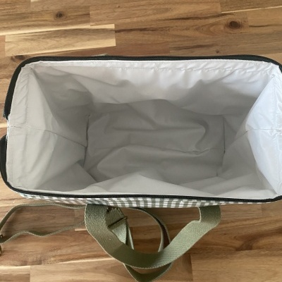 Saco térmico quadrado com interior isolante branco e exterior xadrez verde e branco