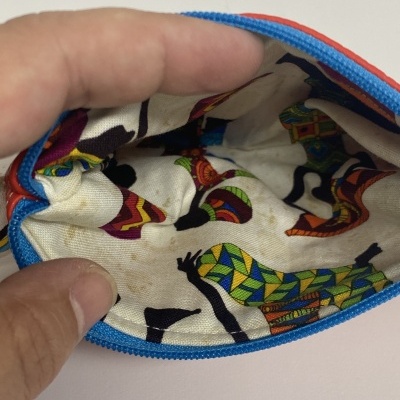 Interior de bolsa ou necessaire colorida com fecho azul e vermelho