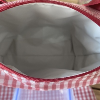 Bolsa de tecido aos quadrados vermelho e branco com interior branco e fecho vermelho