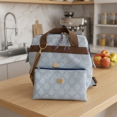 Mochila azul claro com padrão floral e carteira combinando numa cozinha moderna