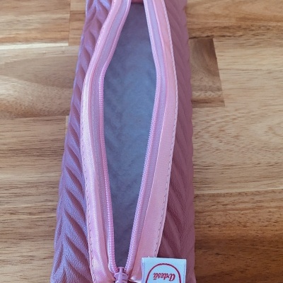 Estojo cor-de-rosa texturizado com fecho de correr e etiqueta branca
