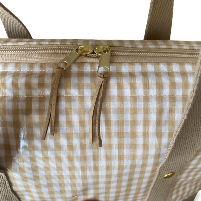Mala tote xadrez bege e branco com fecho dourado e alças bege