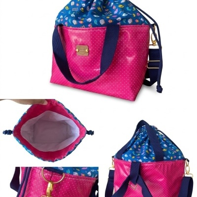 Mala colorida rosa e azul com fecho de cordão e alças azuis