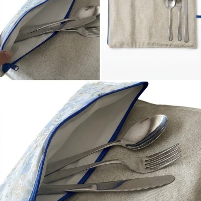 Talheres de metal dentro de bolsa de tecido azul floral com fecho