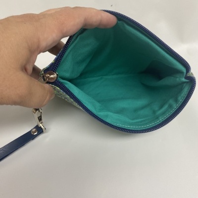 Bolsa pequena azul com interior verde aberta