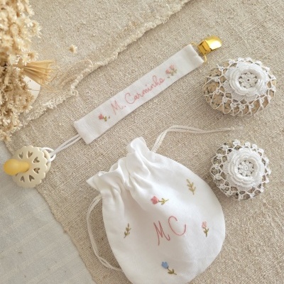 acessórios para bebé com chupeta e saco em tom neutro