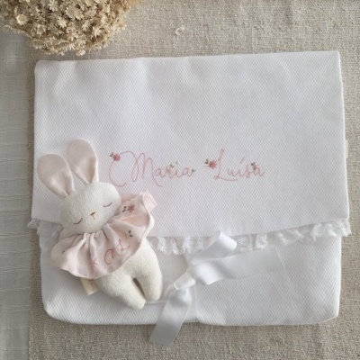 Manta branca com bordado personalizado e boneca coelho de tecido cor-de-rosa