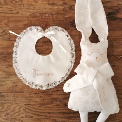 Babete branco com renda e boneco coelho de tecido branco bordado