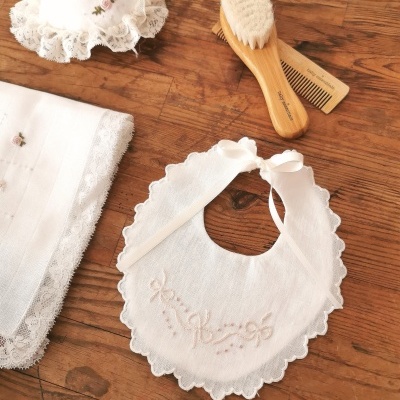 Conjunto bebê branco com babete bordado, fralda com renda, chapéu com renda, escova e pente de madeira