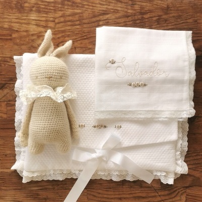 Conjunto de toalhas brancas com bordado e boneco de croché coelho
