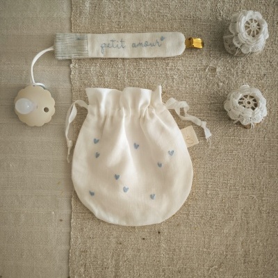 Acessórios para bebé sobre tecido bege e castanho